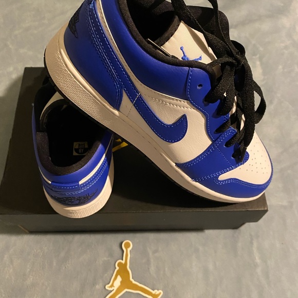 AIR JORDAN 1LOW(GS) size 6y - Picture 3 of 8